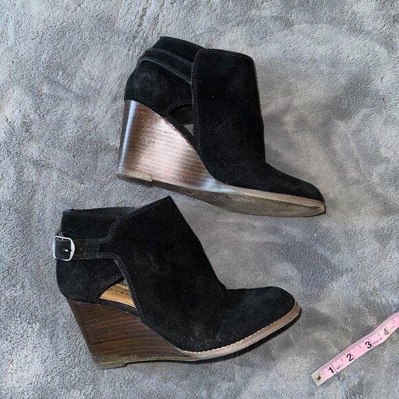 Black Cutout Suede Booties With Buckle Close Toe Lucky Brand Women's Size 8.5 - Picture 4 of 10